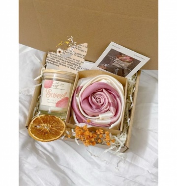 Set quà tặng cao cấp: khăn lụa & nến thơm – gói trọn yêu thương